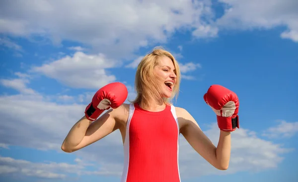 Guantes de boxeo chica símbolo de lucha por los derechos y libertades de las mujeres. Promoción del feminismo. Lucha por los derechos de la mujer. concepto de poder de las niñas. Mujer fuerte boxeo guantes levantar manos azul cielo fondo —  Fotos de Stock