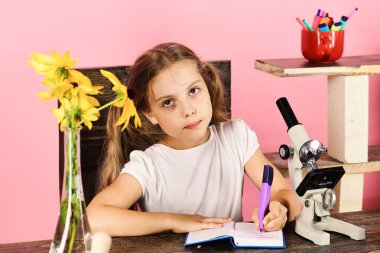 Okul hazırlıkları doğal güzellik kavramı. Kız yorgun yüz