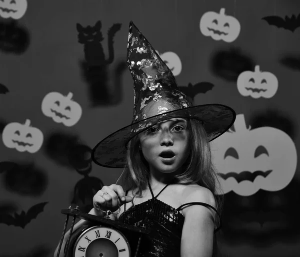 Schattig blond halloween heks meisje in zwart jurk — Stockfoto
