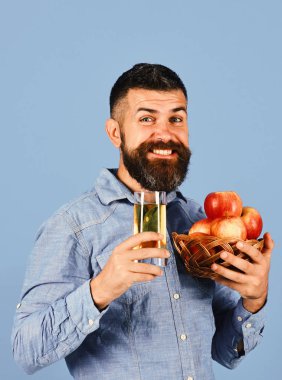 Neşeli yüzlü çiftçi taze elma suyu ve elma suyu tutar..