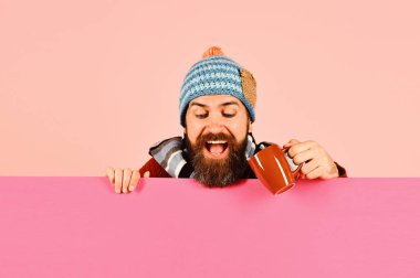 Sonbahar sezonu ve sıcak içecek zamanı. Sabah kahvesi ve sonbahar