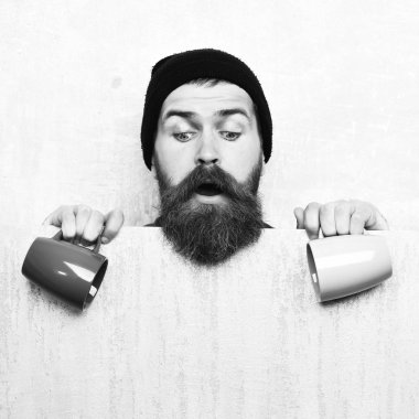 Kâğıt çarşaf ve fincanlarla vahşi beyaz hippi sakallı.