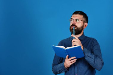 Sakal ve kitap olan adam. Fikir ve bilgi kavramı