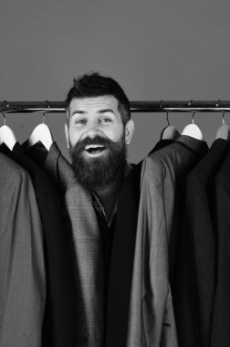 Tasarımcı elbise askılarının arasına saklanır..