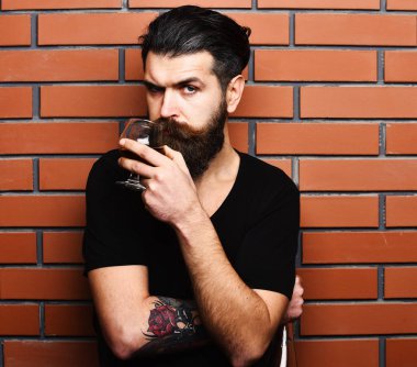 Servis ve ikram konsepti. Adam sakal ve bıyık