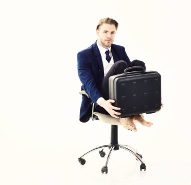 İşadamı kredi borçlarını beyaz arka planda düşünüyor.