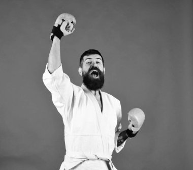 Yeşil arka planda beyaz kimonolu sakallı bir adam..