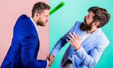 Gizli tehdit kavramı. Rakip ofis arkadaşları el sıkışan iş ortakları. Zor ilk izlenim. Tehlikeli bağları. Şiddet tehdidiyle. İşadamı el sallayarak süre yarasa yükseltmek