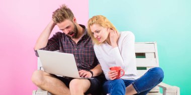 Samimi bir ilgi. İlerleme göster bana. Kadın erkek çalışma sürecinde baktılar. Kız onu adam, eser destekler. Dostum kız iken dizüstü ile çalışma yakın oturmak ve alkış çekmek ilâ