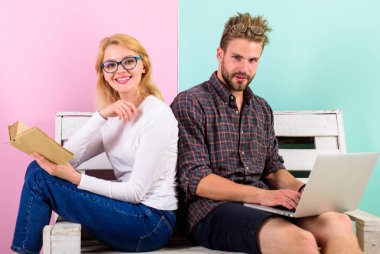 Kaç öğrenci yaşam tarzı zevk. Bir kaç kitap ve laptop ile öğrenme eğitim. Eğitim veya arama kadın ve erkek öğrencilerin meşgul okuma. Aile içinde gözlük sınavlarına hazırlanıyor. Öğrenciler aile