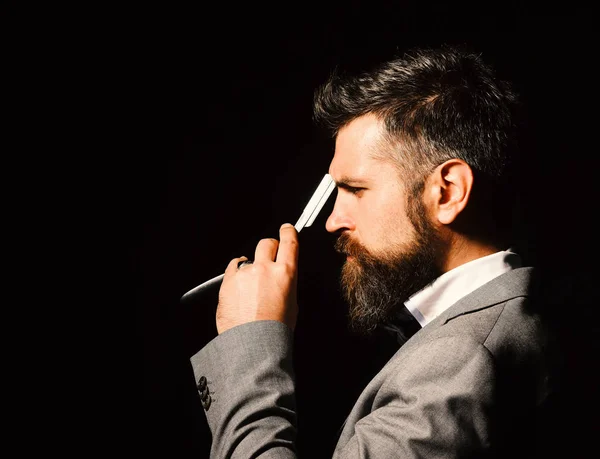 Macho im formellen Anzug rasiert sich den Bart. Werbekonzept Friseursalon — Stockfoto