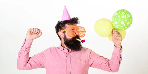 庆祝概念。戴着热气球的家伙庆祝。男子在繁忙的脸上胡子和胡子吹成党的号角, 白色背景。时髦的太阳镜庆祝生日 — 图库照片