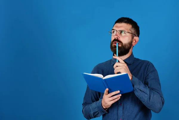 Man met baard en boek. Idee en kennis concept — Stockfoto