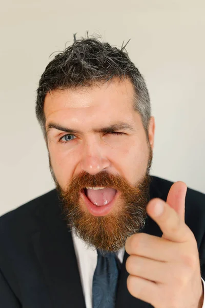 Chico con barba de jengibre en traje formal oscuro — Foto de Stock