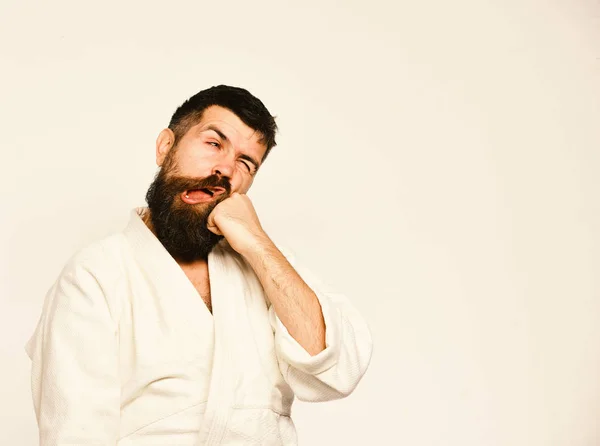 Karate-Mann mit Leidensgesicht in Uniform. Japanische Kampfkunst — Stockfoto