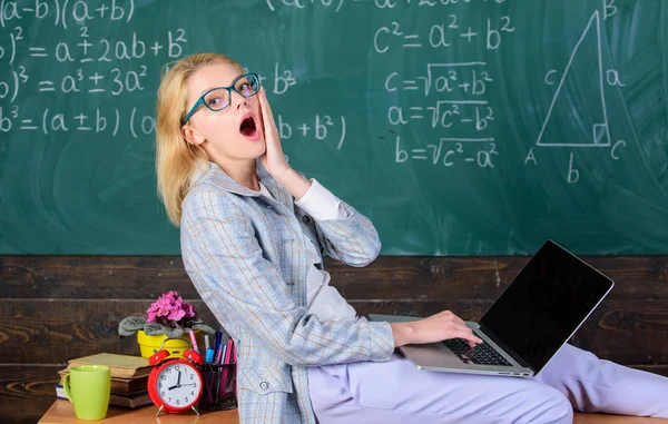 Žena unavená učitel práce notebook učebny tabuli pozadí. Pracovní podmínky, které musí zvážit budoucí učitelé. Práce daleko za skutečné školní den. Pracovní podmínky pro učitele — Stock fotografie