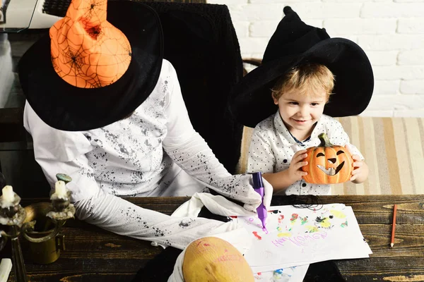 Festa di Halloween e decorazioni concetto. Uomo e bambino — Foto Stock