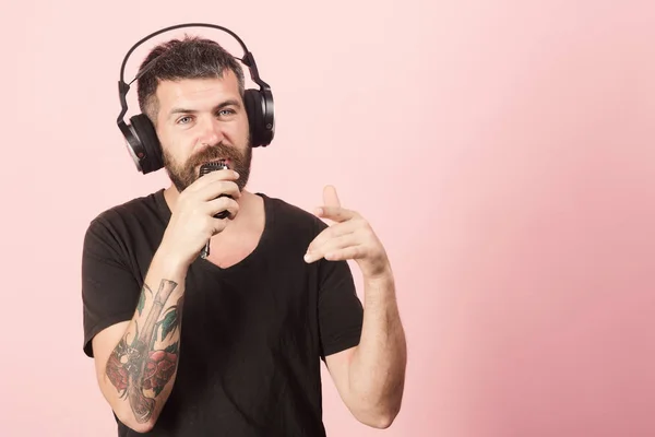 Dj con barba usa auriculares. Cantante con barba — Foto de Stock