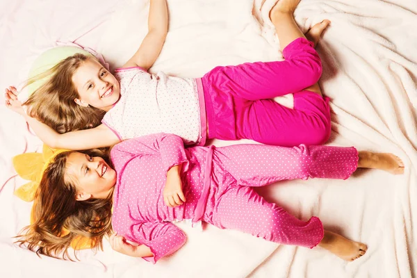 Schulmädchen feiern Pyjama. Kinder mit lachenden Gesichtern — Stockfoto