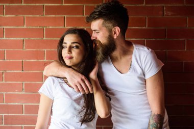 Yakınlık anları. Çift yalnız olmak için bir yer bulmak. Aşık çift tuğla duvar arka plan sarılmak. Romantik tarih samimiyet an kız ve yenilikçi. Çift tanık sarılma samimiyet zevk