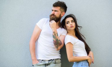 Şık çift. Modern gençlik rahat kıyafetler seçin. Her gün için kentsel yaşam tarzı talep rahat giysiler. Moda trend rahat basit giyim erkek ve kadın için. Çift gri arka plan