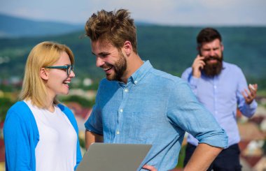 Patron flört çift meslektaşları ile mobil konuşma meşgul. Mobil Internet faydaları. İki açık Internet sörf yaparken eğlenmek. İş arkadaşlarınızla video konferans yerine telefon görüşme kullanmak