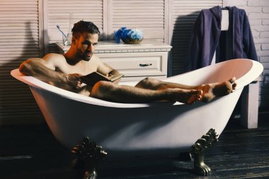 Maço küvet içinde şüpheli göz okuma kitabı ile