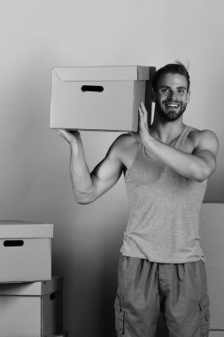 Adam mavi arka plan üzerinde izole karton ile ayakta