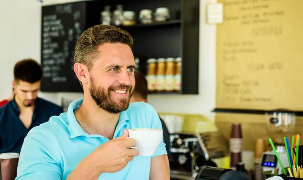 自分を気にする瞬間を取る。コーヒーを飲む人はより長く住んでいます。男は髭男の飲み物カプチーノ カフェ背景です。カフェ訪問者の幸せな笑顔は、コーヒー飲料をお楽しみください。全体的な健康を向上させる — ストック写真