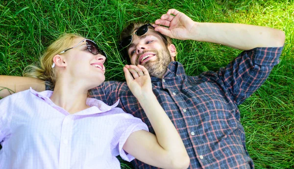 Homem unshaven e menina deitou-se no prado grama. Casal apaixonado unido à natureza. A natureza enche-os de frescura e inspiração. Guy e menina feliz despreocupado desfrutar de frescura da grama. Mais perto da natureza — Fotografia de Stock