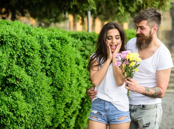 Niespodzianka dla niej. Człowiek daje kwiat bukiet dziewczynka romantyczną randkę. Kilka spotkań Data park tło. Facet przygotowany kwiaty niespodzianka dla dziewczyny. Bukiet zawsze dobry pomysł. Przynieść jej ulubione kwiaty — Zdjęcie stockowe