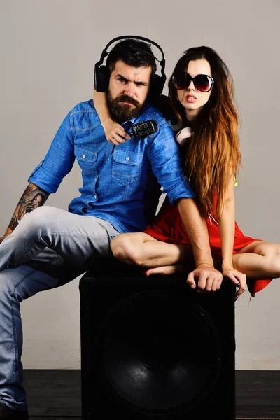 Music fans with serious faces enjoy music. Couple in love — Stock Photo, Image