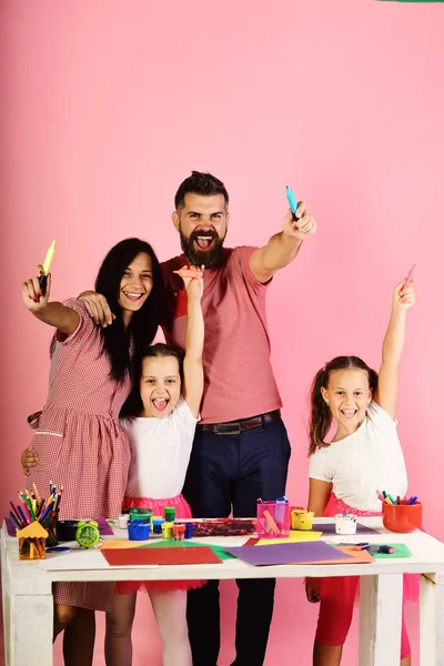 Artists hug and show colored markers. Family leisure time — Stock Photo, Image