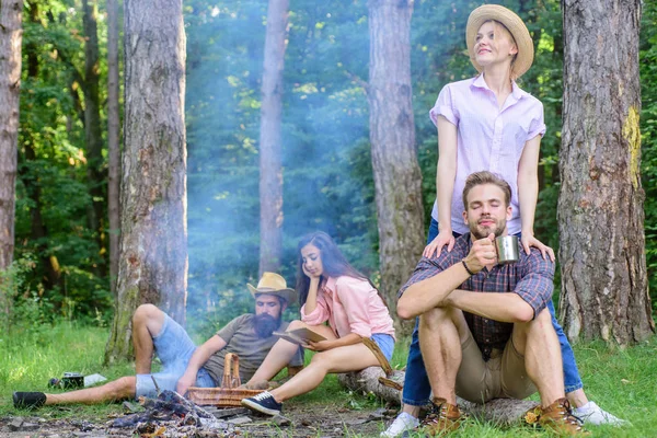 Företaget vänner par eller familjer koppla ihop skog. Hitta följeslagare att resa och vandra. Vänner avkopplande nära lägerelden efter dag vandring natur bakgrund. Awesome vandring bra företag — Stockfoto