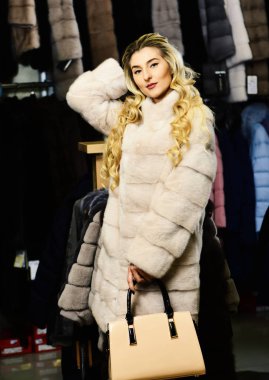 Bayan pahalı beyaz sable palto çalışır. Lüks ve moda kavramı. Sarışın kadınla