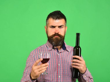 Bağcılık ve sonbahar kavramı. Sakallı adam kırmızı şarap tutar