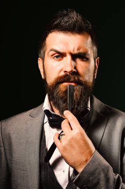 Berber ve iş kavramı bir elbise giyip kravat takan yakışıklı işadamı