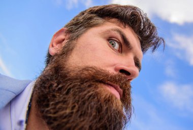 Adam sakallı hippi bıyık gökyüzü arka plan ile. Uzun sakalım kontrol edin. Nihai bıyık damat Kılavuzu. Hipster yakışıklı çekici adam alt görünümü sakallı. Bıyık büyüyen için uzman ipuçları