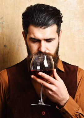 Servis ve ikram konsepti. Sommelier kadeh kırmızı şarap ile