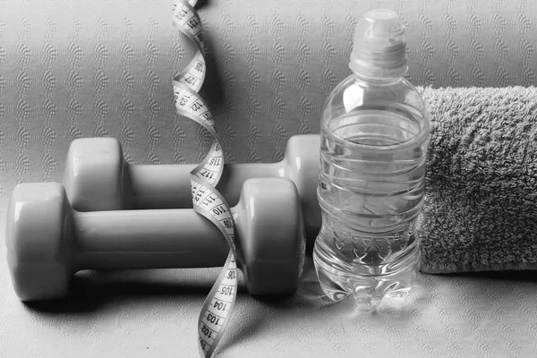 整形とフィットネス。水のボトルと柔らかいタオルに近いバーベル — ストック写真