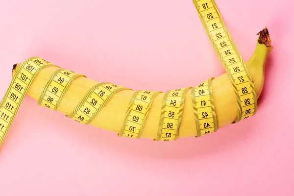 Štíhlé tělo, zdravou výživu a koncepce řízení hmotnosti. Centimetr vládce tíhové kolem čerstvé ovoce. — Stock fotografie