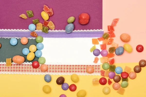 Lugar para la receta, espacio de copia. Concepto de receta. Hoja de papel vacía y en blanco entre dulces coloridos de dragee, fruta confitada . —  Fotos de Stock