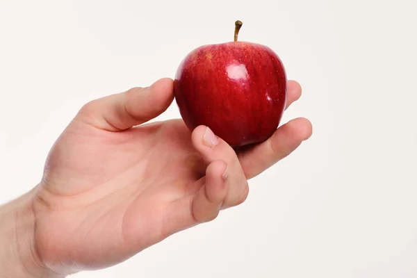 Pommes isolées sur fond gris clair. Pomme de couleur vive et juteuse. Concept de santé et nutrition — Photo