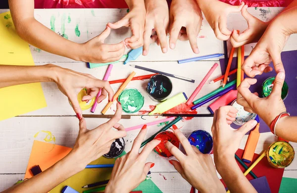 손 잡고 다채로운 마커, 연필, 페인트. 예술 및 공예 개념입니다. 편지지와 종이 예술가 손 — 스톡 사진