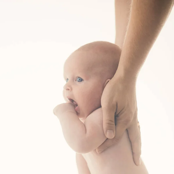 Barndom, parentship och första steg koncept. Barnet lära sig gå med fäder eller mödrar hjälp. — Stockfoto