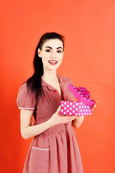 Lány vidám arc, smink és pink pack. — Stock Fotó
