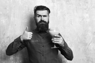 Vahşi hippi elinde tropik alkolik taze kokteyl tutuyor.