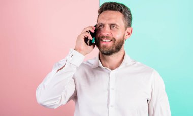 Telefon konuşma bir arkadaşım. Adamla konuşmak smartphone kullanarak. Mobil iletişim dostluk ilişkileri tutun. Telefon iletişim olanakları. Adam gülümseyen yüz aramak için telefon sakallı. Duyduğuma sevindim