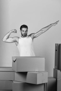 Kutuları arasında duran ve süper kahraman gibi uçmak numara dostum