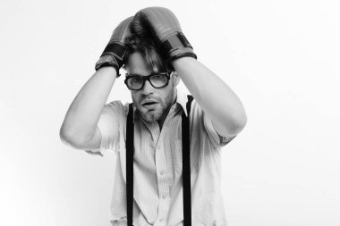 Boks ve komik çatışma kavramı. Zayıf adam sayısı ve yumruklar savunur. İnek ile eldiven